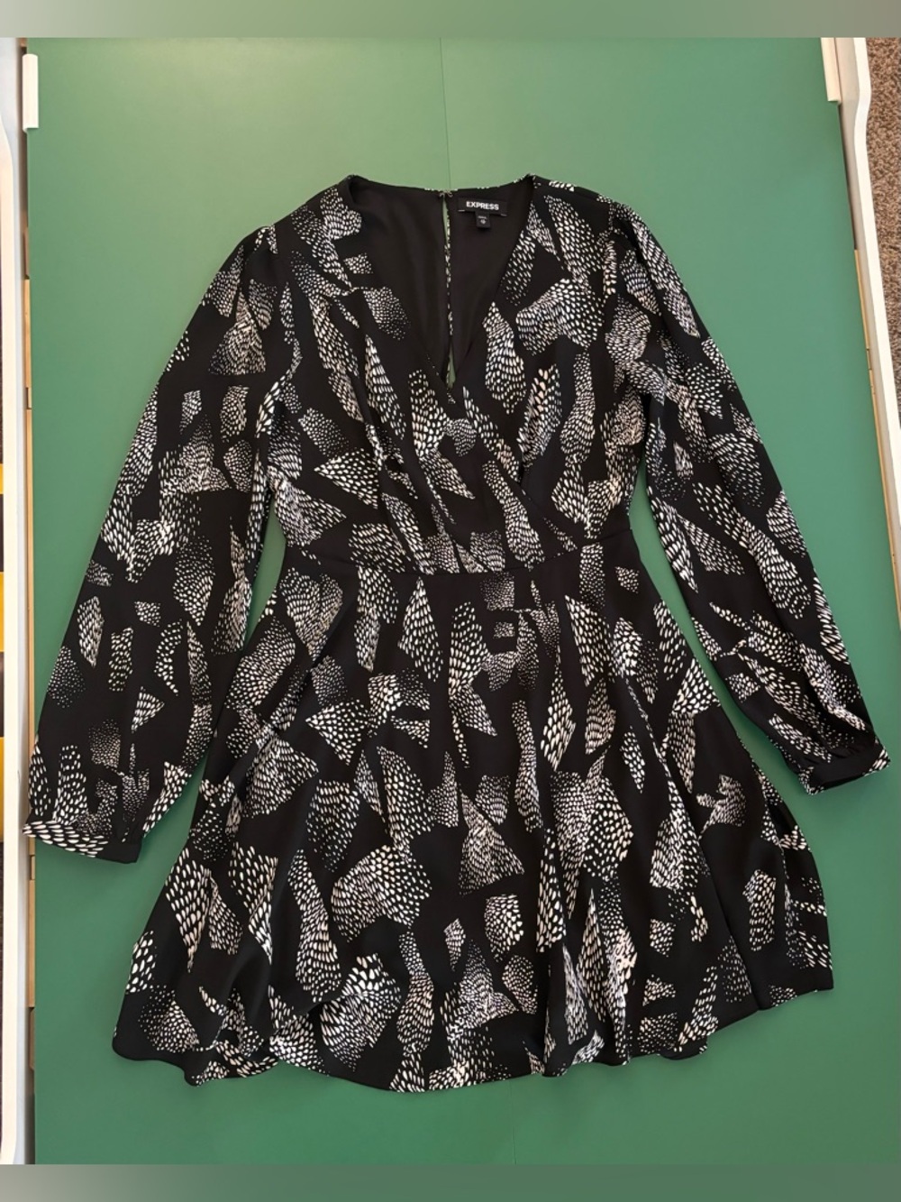 Express Women Size XS Black & White Abstract Print Mini Dress